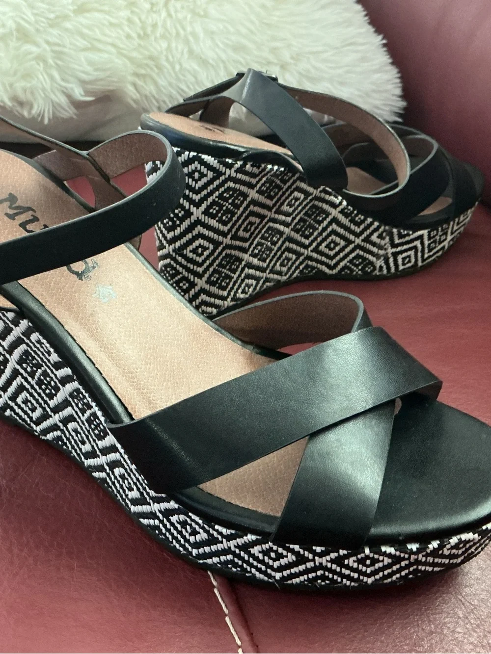 Womens Wedge Sandals in Aztec ish Pattern like NEW by MUDD Size 9